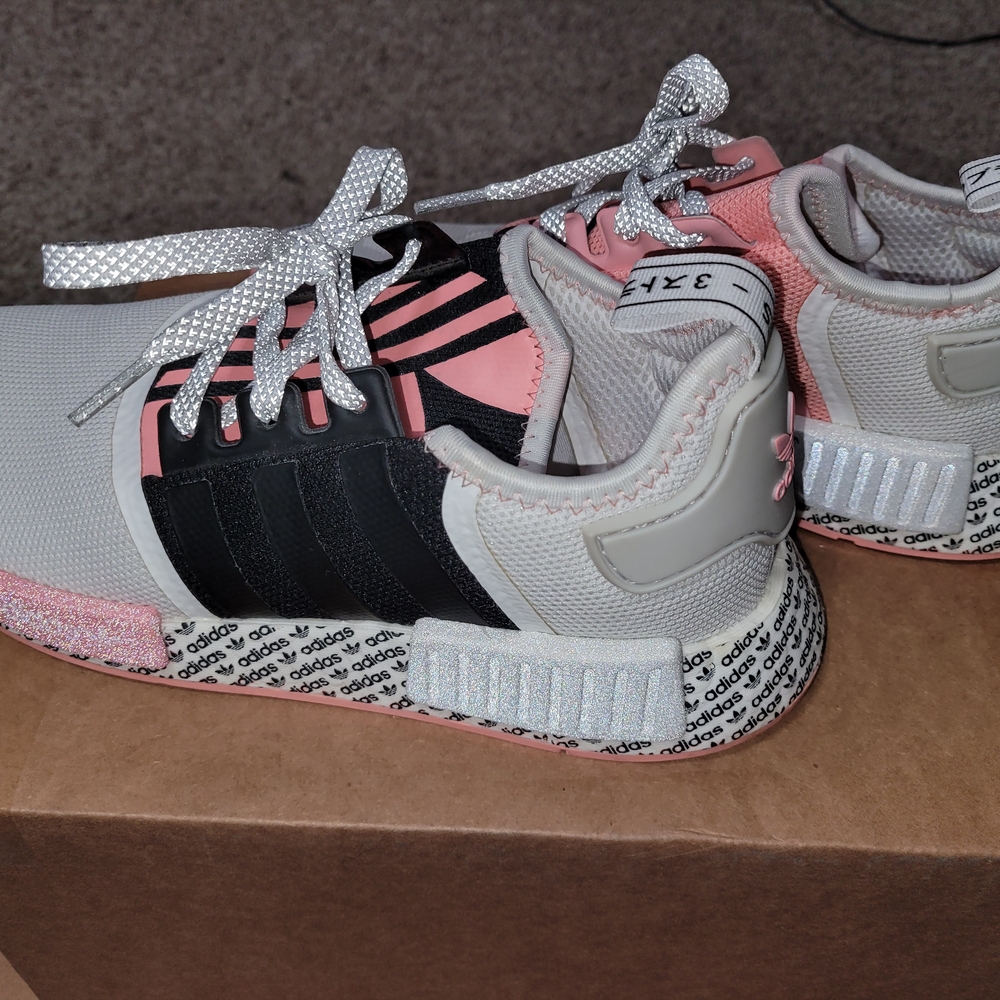 Adidas NMD R1 SHW 675001 youth 7, women's 8.5.  Make Me An Offer! Fast Sell!
